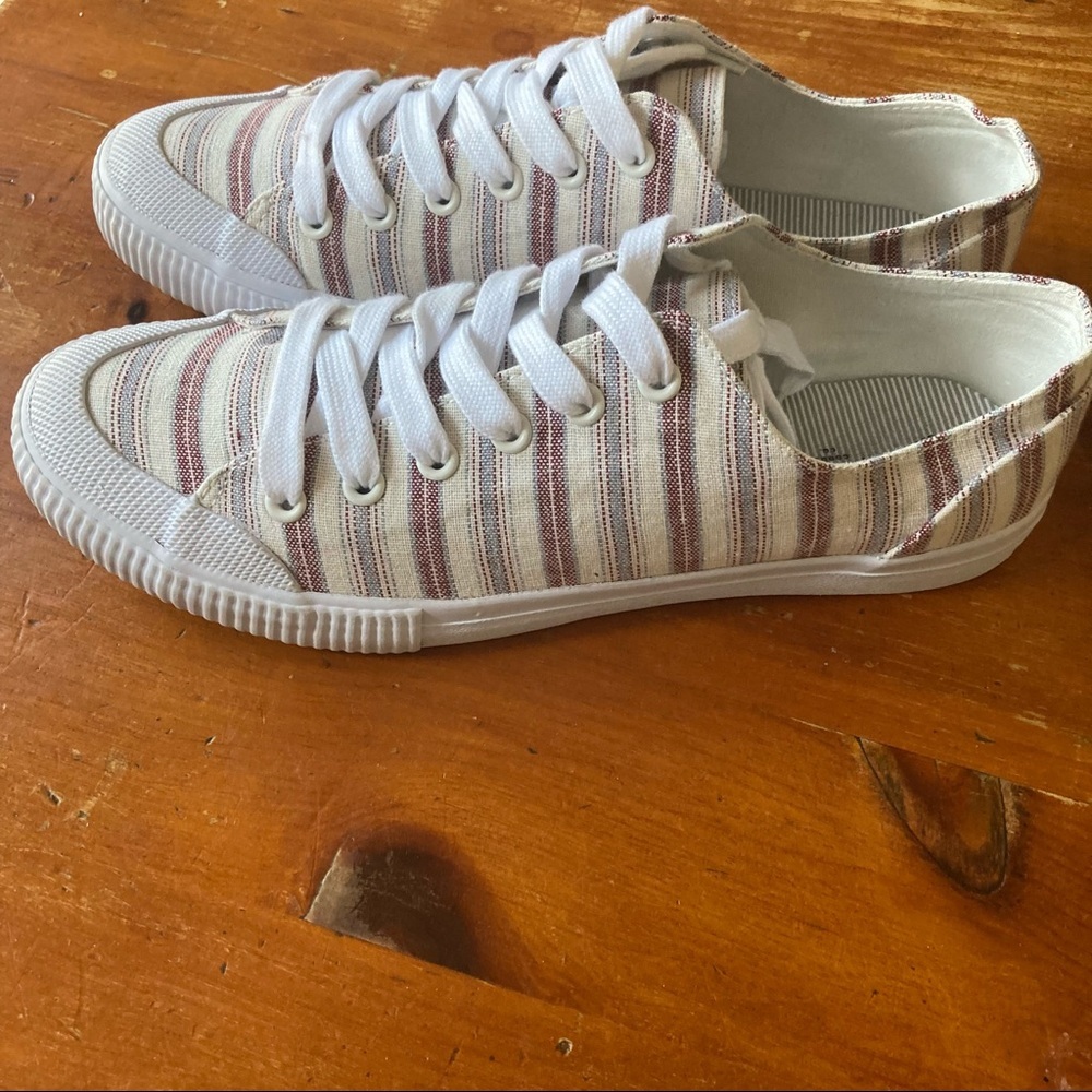 Universal Thread Sneakers - Picture 4 of 6